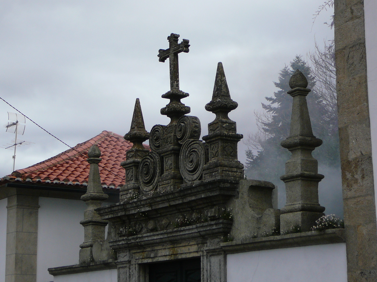 Albergaria a Velha - São João da Madeira Fronton de porte au hameau de Figuerodo 