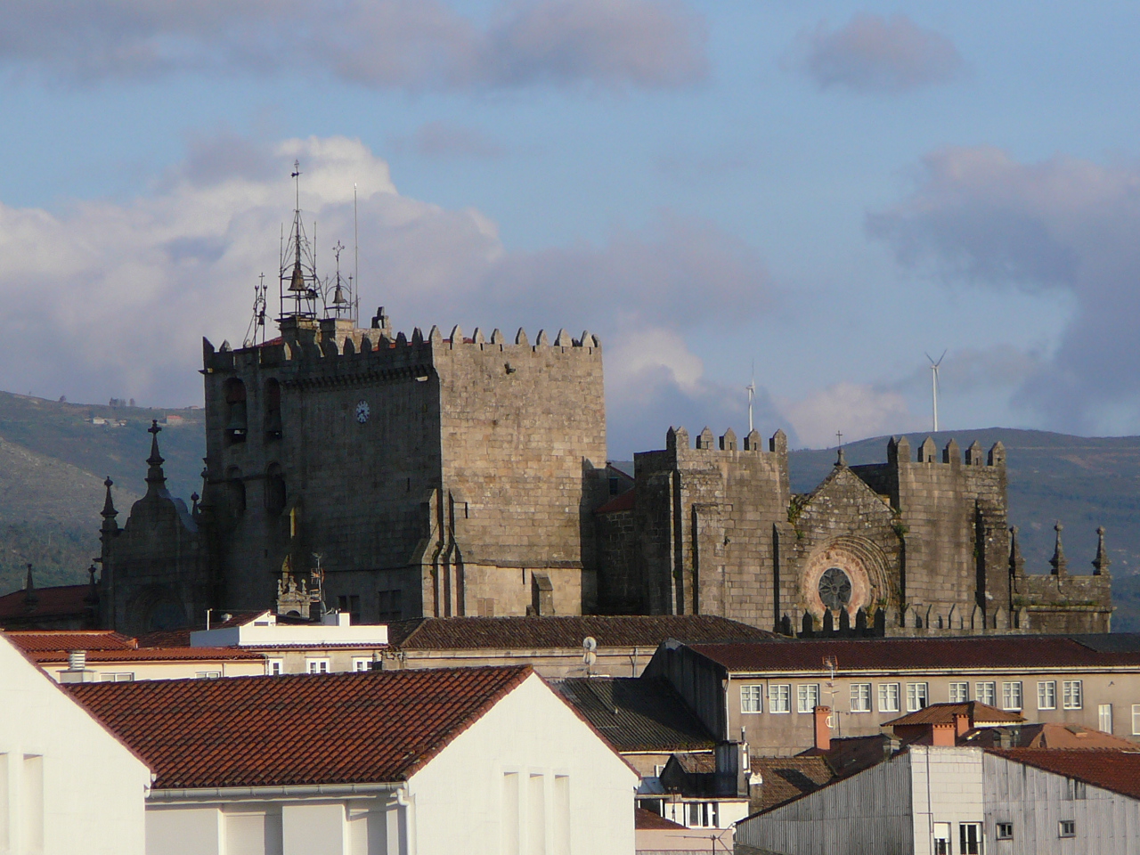 Rubiães - Tuy La cathédrale Santa Maria depuis la chambre d'hôtel 