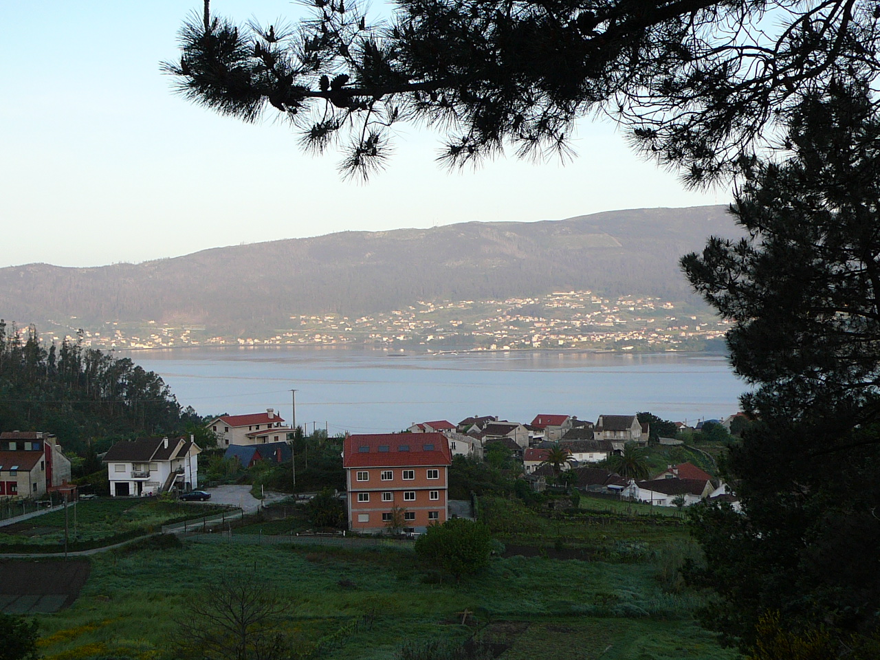 Redondela - Ponteverdra Vue sur la ville de Cobres et la baie de Piñeiro 